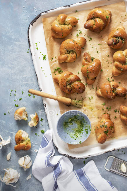 Garlic bread knots with garlic butter and fresh parsley — Stock Photo