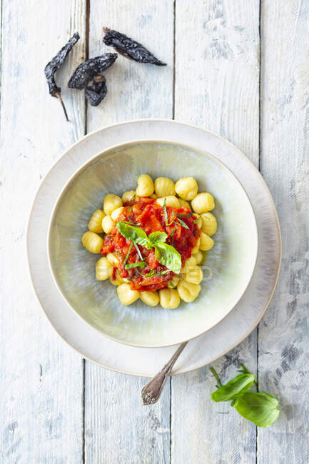 Potatoes gnocchi with tomatoes and chipotle sauce — Stock Photo