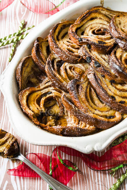 French toast with cinnamon and raisins in a baking dish — Stock Photo