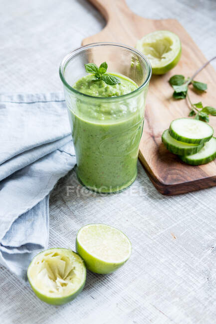 A green smoothie with cucumber and limes — Stock Photo