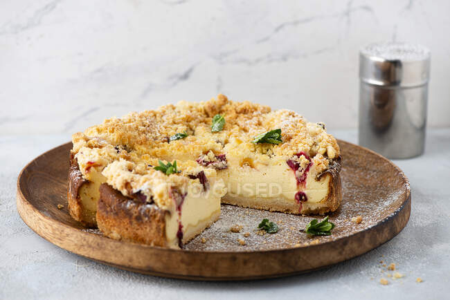Tarta de queso con ruibarbo en la mesa - foto de stock