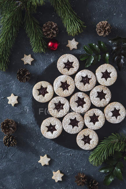 Biscotti natalizi riempiti con marmellata — Foto stock
