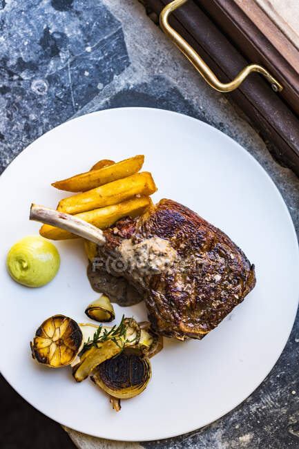 Steak et chips sur plaque blanche — Photo de stock