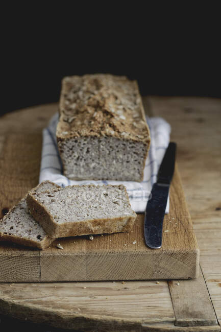 Close-up de delicioso trigo mourisco sem glúten e pão de painço — Fotografia de Stock