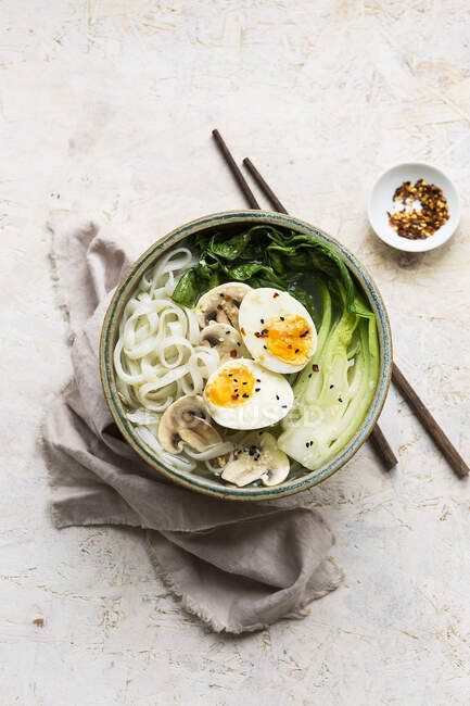Miso rice noodle bowl with pak choi, eggs and mushrooms — Stock Photo