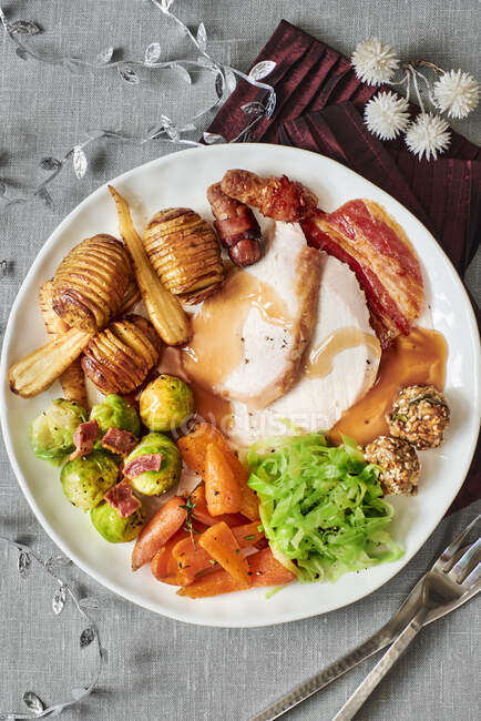 Roasted chicken breast with potatoes and vegetables — Stock Photo