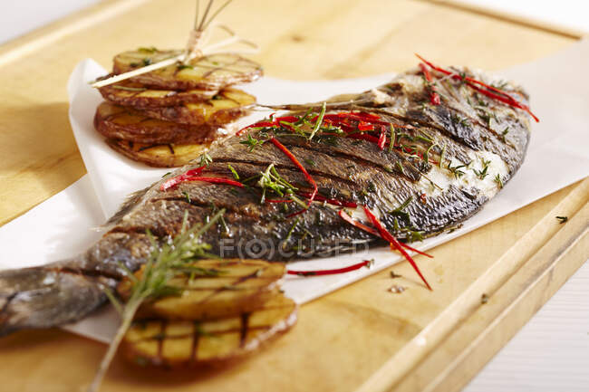 Whole, grilled bream with jalapenos, herbs and potatoes — Stock Photo