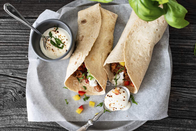 Burritos mit Rindfleisch und Bohnen — Stockfoto