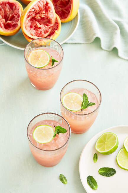 Cocktail di pompelmo rosa e menta con lime — Foto stock