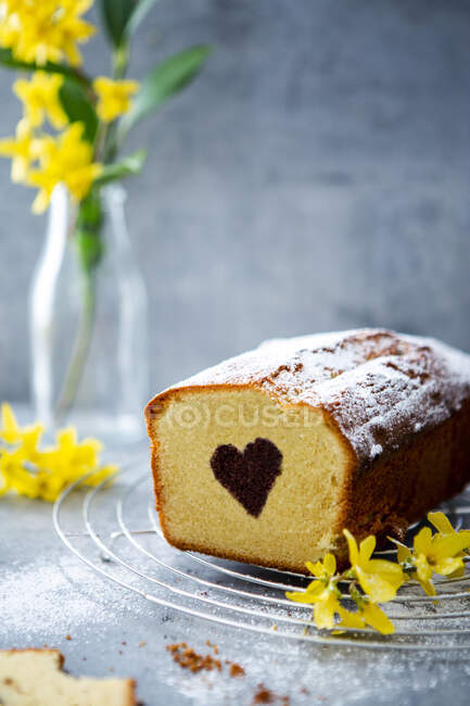 A heart cake with icing sugar — Stock Photo