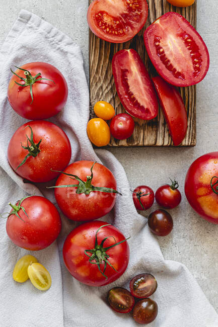 Tomates frescos em um fundo de madeira — Fotografia de Stock