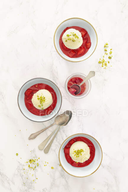White mousse made from sugar-free chocolate with raspberry and rhubarb compote (low carb) — Stock Photo