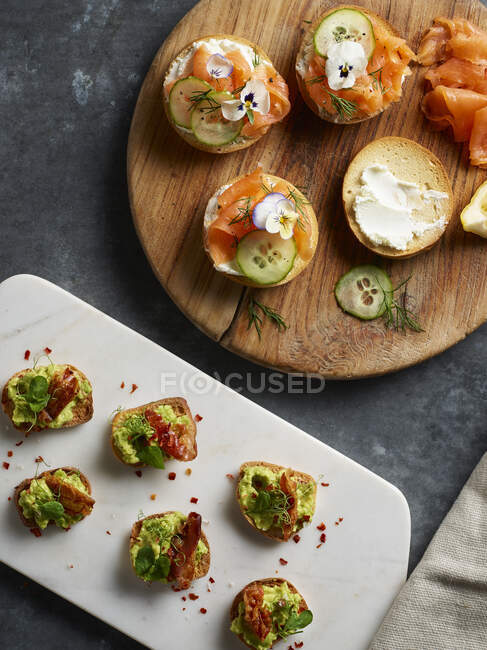 Brunch canaps with salmon, avocado and bacon — Stock Photo
