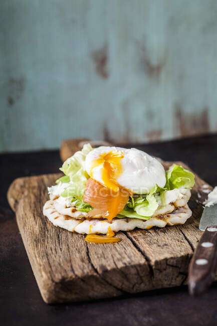 Waffle sandwich with salmon and a poached egg — Fotografia de Stock