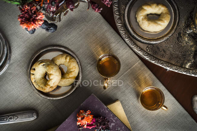 Sweet date cookies with tea, Tunisia - foto de stock