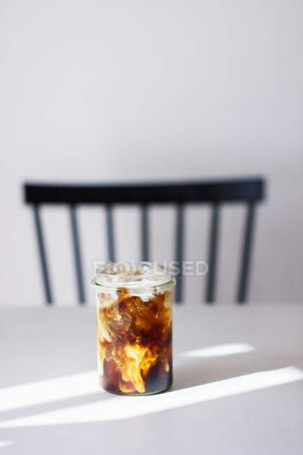 Caffè freddo su un tavolo sotto il sole — Foto stock