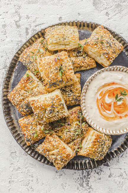 Close-up shot of delicious Cheese mini handpies, with chilli dip — Stock Photo