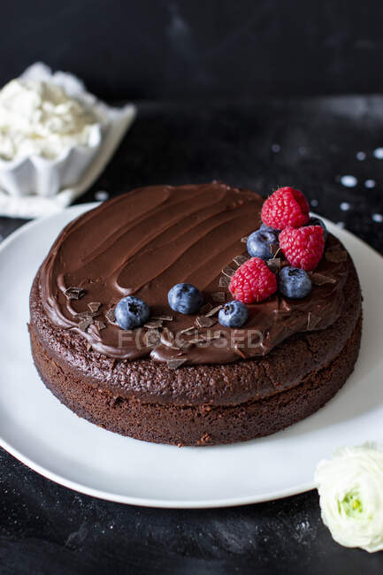 Schokoladenkuchen mit Ganache und frischen Beeren — Stockfoto