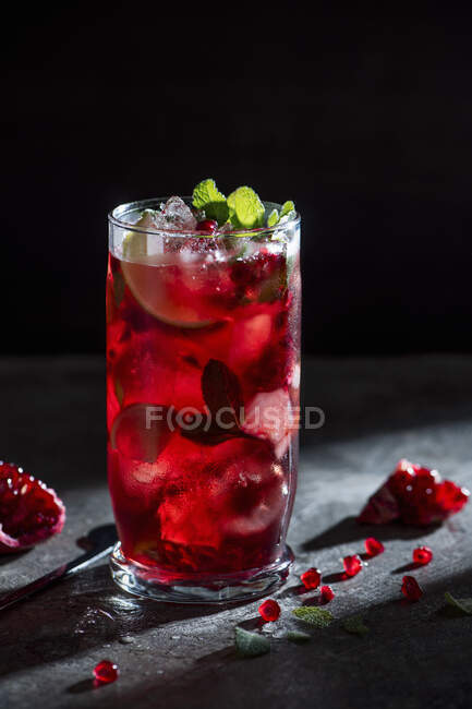 Pomegranate mojito cocktail made with pomegranate juice, white rum, sugar syrup, lime and mint — Stock Photo