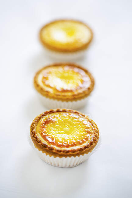 Tartas pequeñas con tartaletas de queso crema - foto de stock