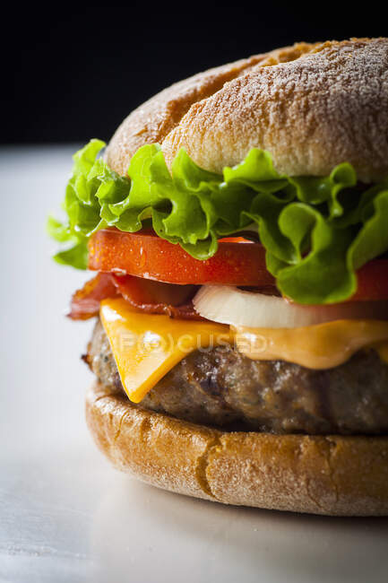 BLT Cheesburger com bacon, tomate e salada — Fotografia de Stock