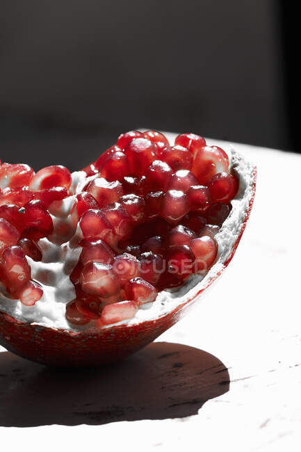 Close-up shot of delicious piece of pomegranate — Stock Photo