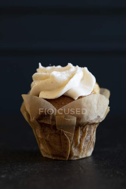 Ein Cupcake im Papierkorb — Stockfoto