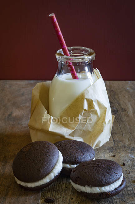 Whoopie pies and a bottle of milk — Stock Photo