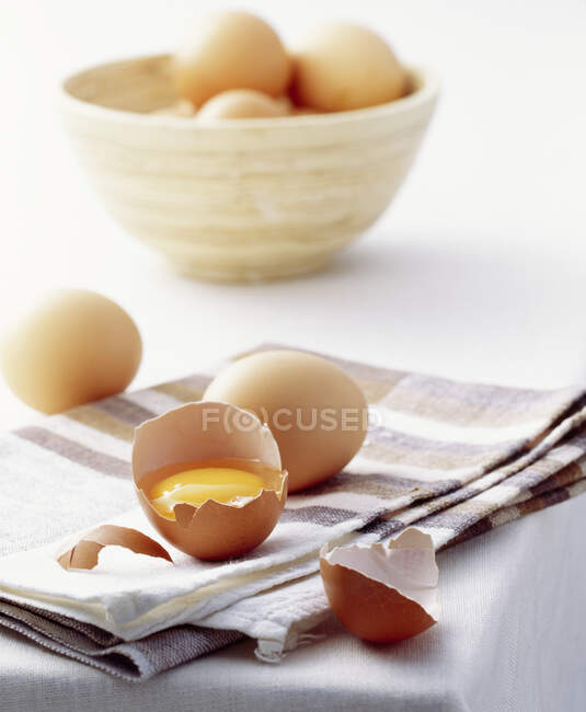 Brown chicken eggs, whole and cracked open — Stock Photo