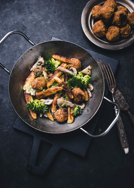 Vegan dumplings dish with bean balls, broccoli, mushrooms and cress — Stock Photo