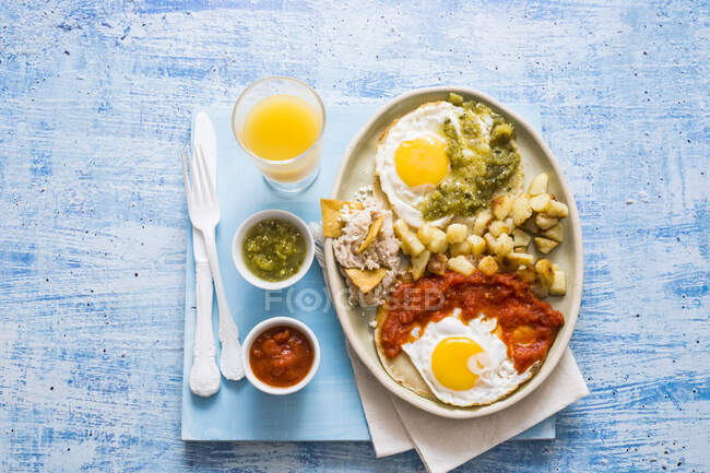 Huevos divorciado plat de petit déjeuner, Mexique — Photo de stock