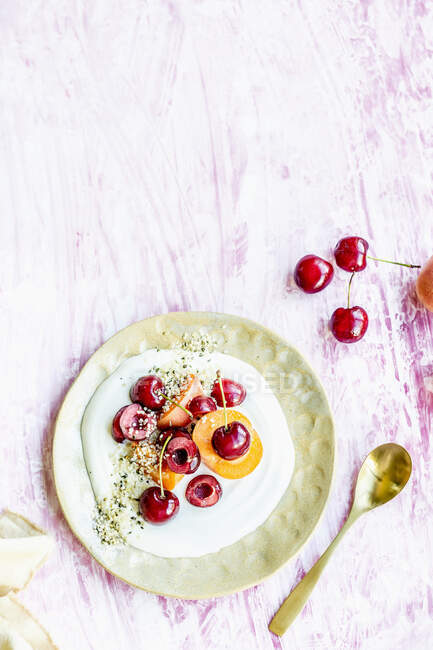 Йогурт з насінням конопель, вишнями та персиком — стокове фото