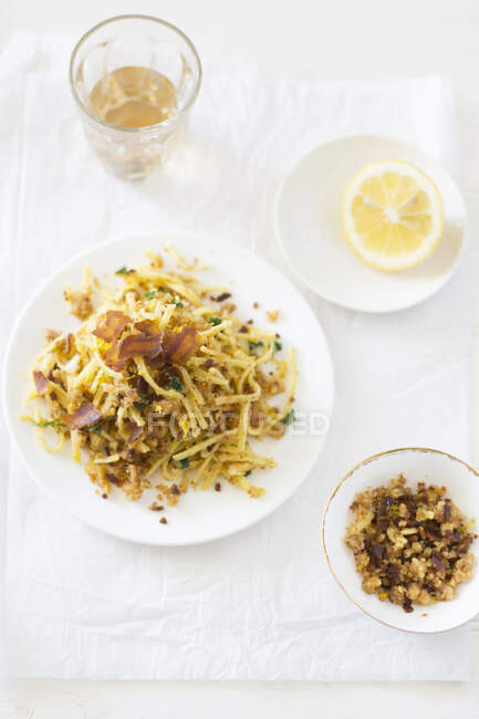 Linguine con pezzetti croccanti di pancetta e pangritata — Foto stock