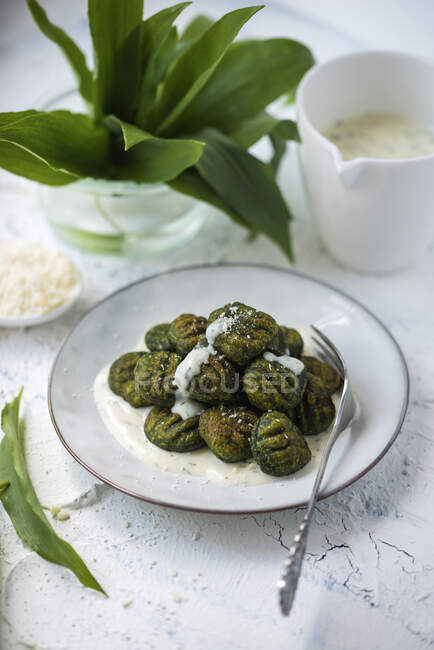Vegan wild garlic gnocchi with herb sauce and vegan Parmesan — Stock Photo