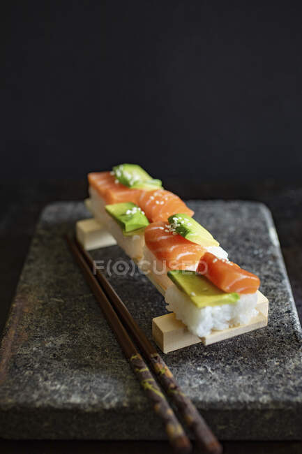 Sushi with salmon and avocado (Japan) — Stock Photo