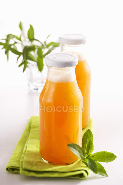 Hausgemachte Melonenlimonade mit Stevia, Cantaloupe, Limette und Mineralwasser — Stockfoto