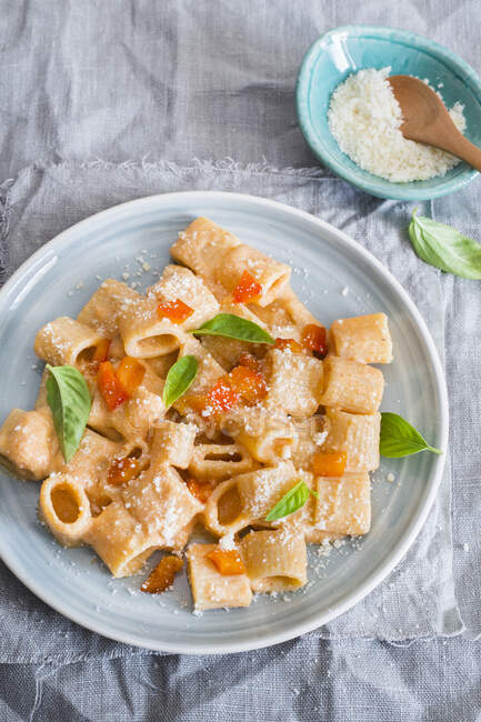 Pasta with bell peppers, creamy sauce and basil — Stock Photo