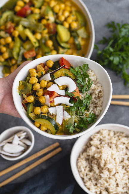 Curry amarillo con verduras - foto de stock
