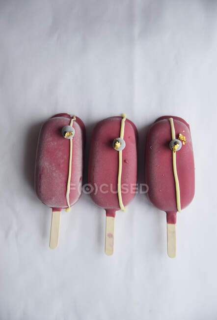 Três paus de sorvete vermelho — Fotografia de Stock
