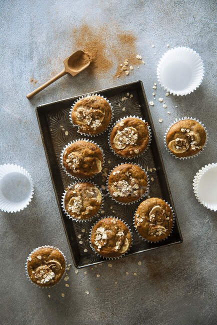 Breakfast banana and prune muffins with cinnamon and oats — Stock Photo