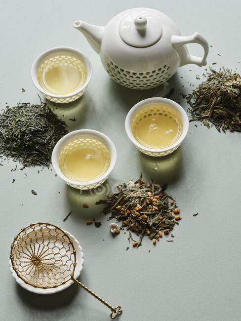 Vários tipos de chá verde japonês como folhas de chá e fabricado — Fotografia de Stock