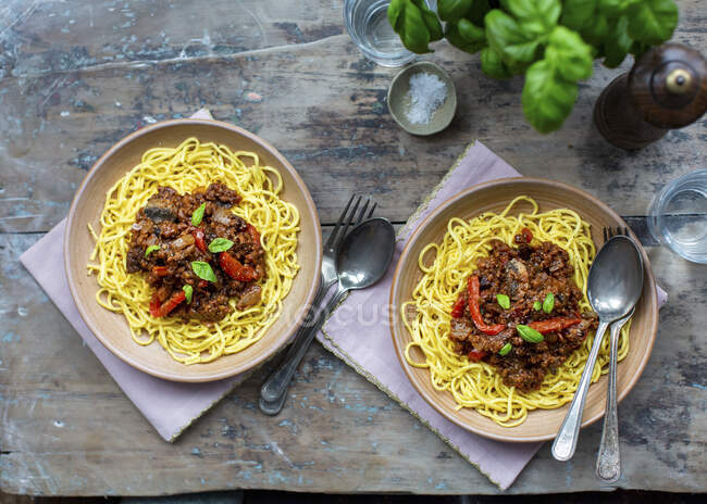 Spaghetti with a pepper and minced meat sauce — Stock Photo