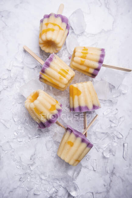 Eis mit frischen Früchten und Beeren auf weißem Hintergrund — Stockfoto