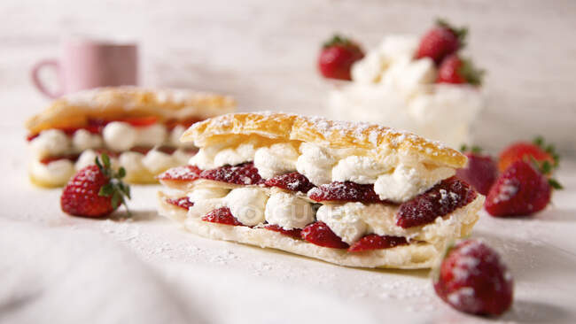 French pastry dessert with cream and strawberries — Fotografia de Stock