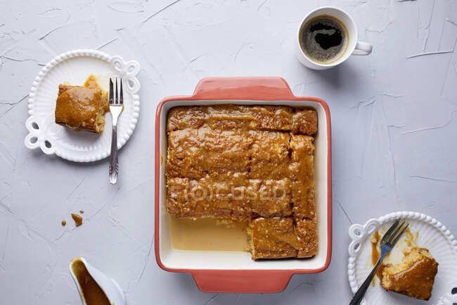 Tres Leches cake in baking tray, covered with caramel sauce and sprinkled with sea salt — Stock Photo