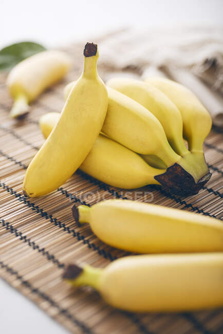 Close-up shot of Mini bananas on a bamboo mat — Fotografia de Stock
