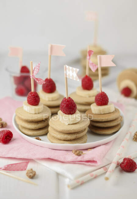 Mini pancake stacks para la fiesta de cumpleaños de un niño - foto de stock