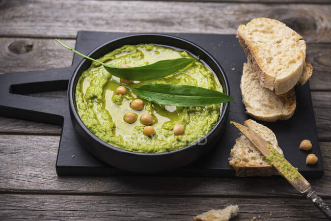 Wild garlic hummus with grilled baguette — Stock Photo