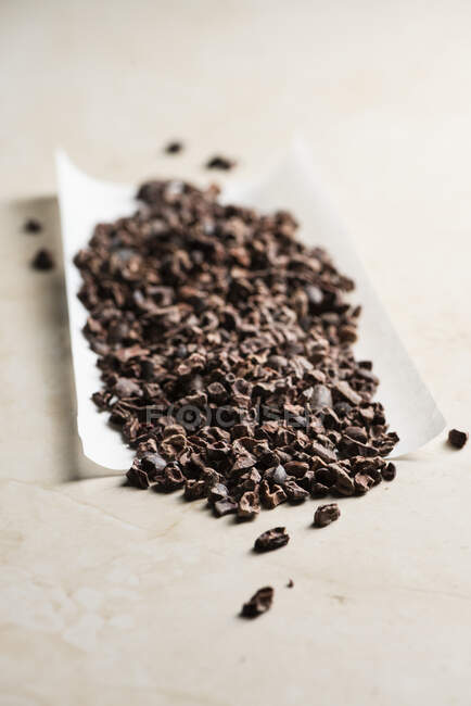 Primer plano de deliciosos granos de cacao triturados - foto de stock