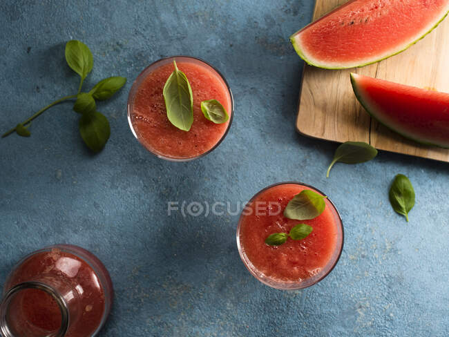 Wassermelonensaft mit Basilikum — Stockfoto
